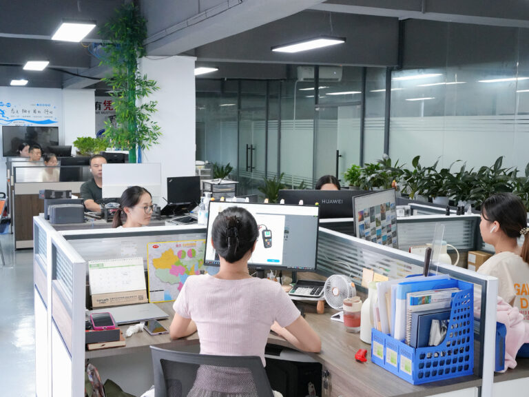 Enruige office team at work
